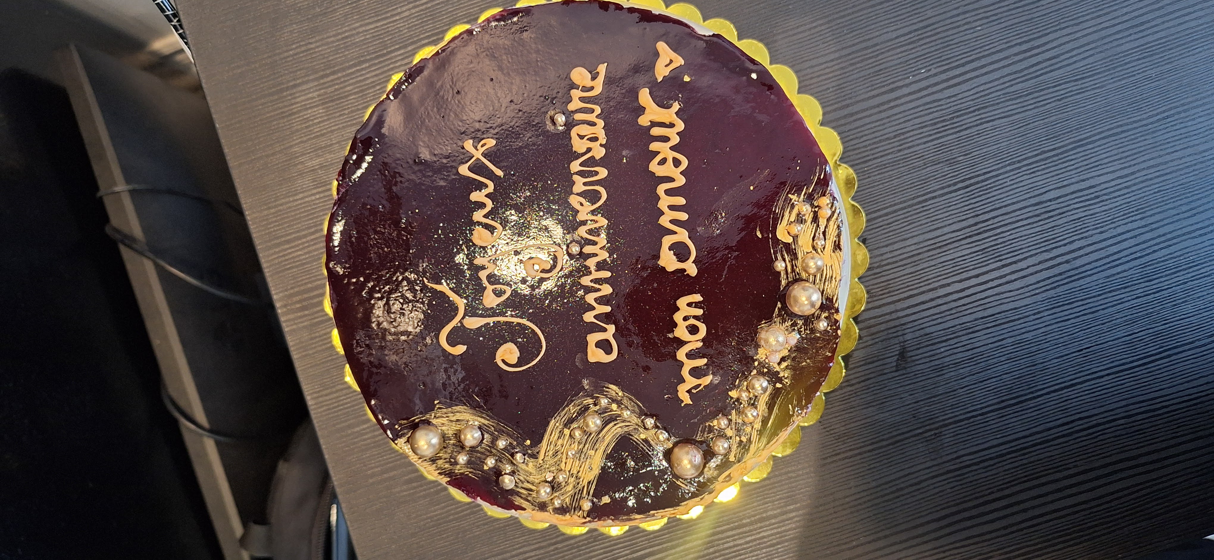 Gâteau d'anniversaire au chocolat avec calligraphie dorée